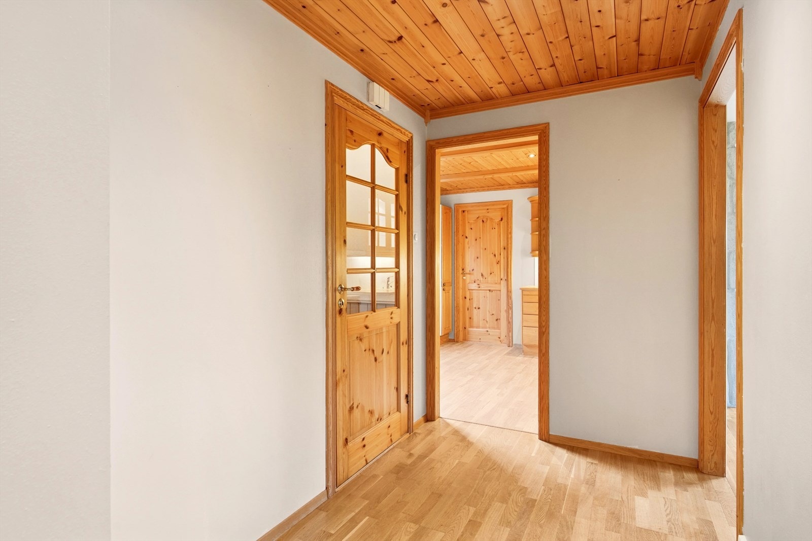 Eneboligen er opprinnelig fra 1977 men løpende vedlikeholdt. Galleribilde