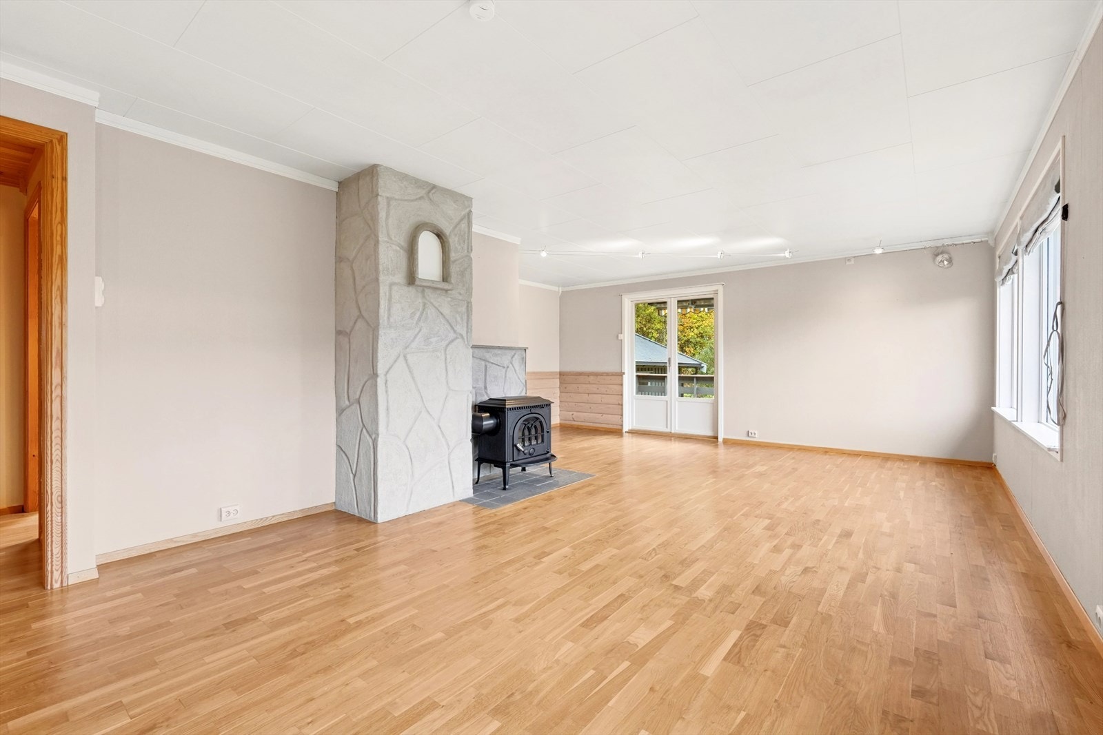 Her er det gode muligheter for å innrede i flere soner med både sofagruppe og spisegruppe. Galleribilde