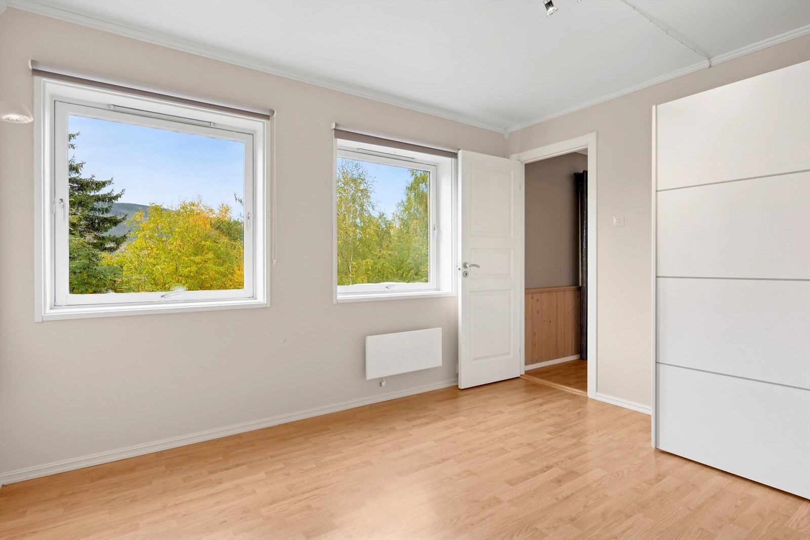 Fra stuen har du adkomst til et fint og lyst soverom med god plass. Galleribilde