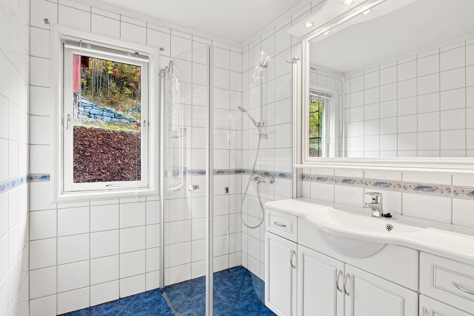 Badet i hoveddelen har standard fra 2004 med fliser på gulv og vegger samt varme i gulvet. Galleribilde