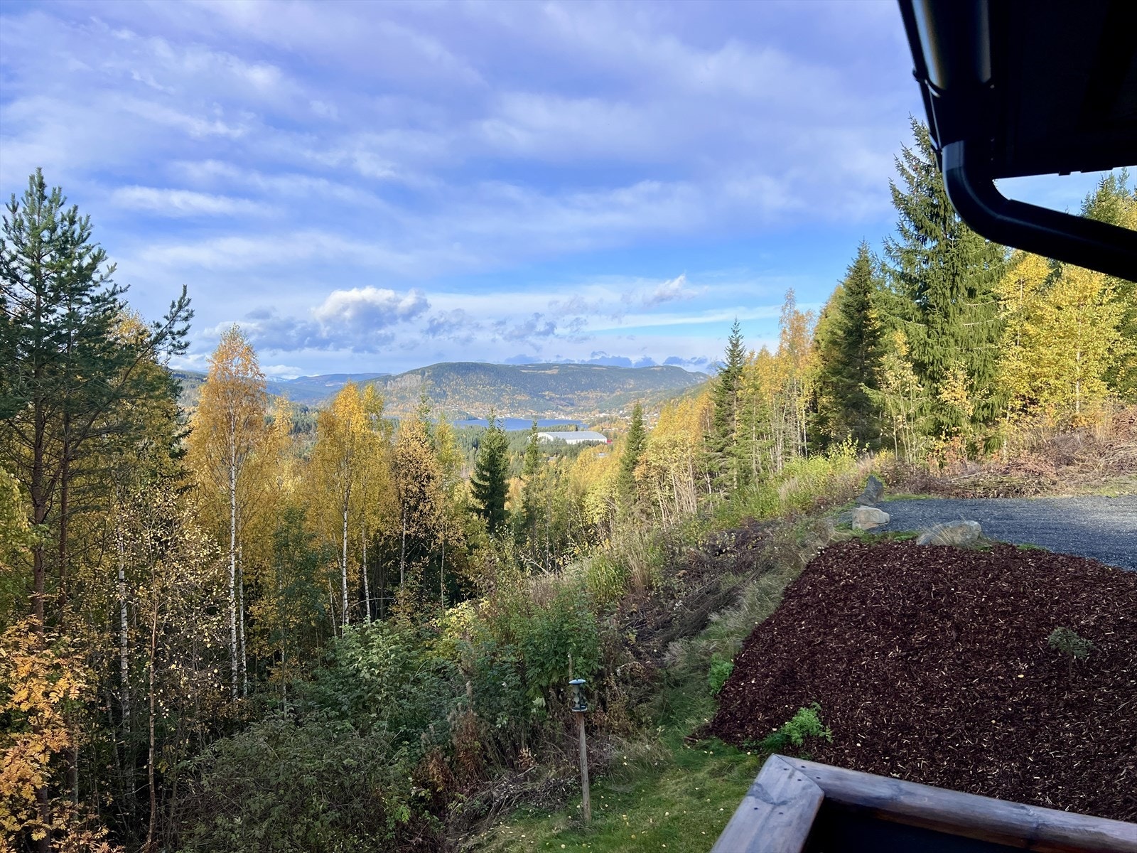 Bilde tatt av eiendomsmegler 09.10.2025 - Utsikt fra verandaen på soverommet. Galleribilde