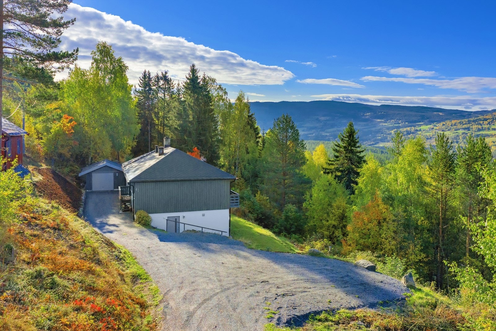Innholdsrik enebolig med utleieleilighet i naturskjønne og barnevennlige omgivelser. Galleribilde