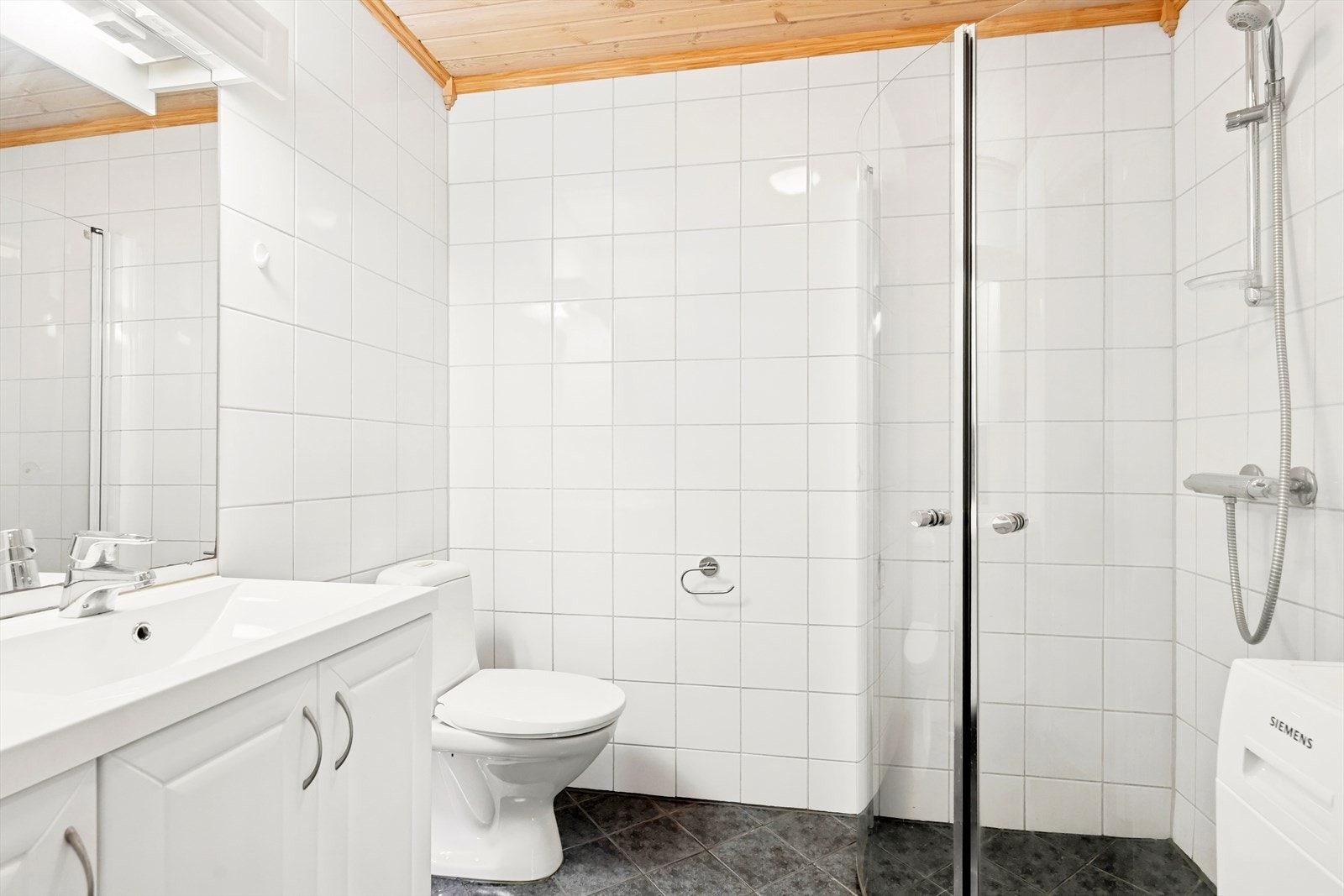 Badet i utleieleiligheten ble i følge eier oppgradert i 2015 med fliser på gulv og vegger, samt varme i gulvet. Galleribilde