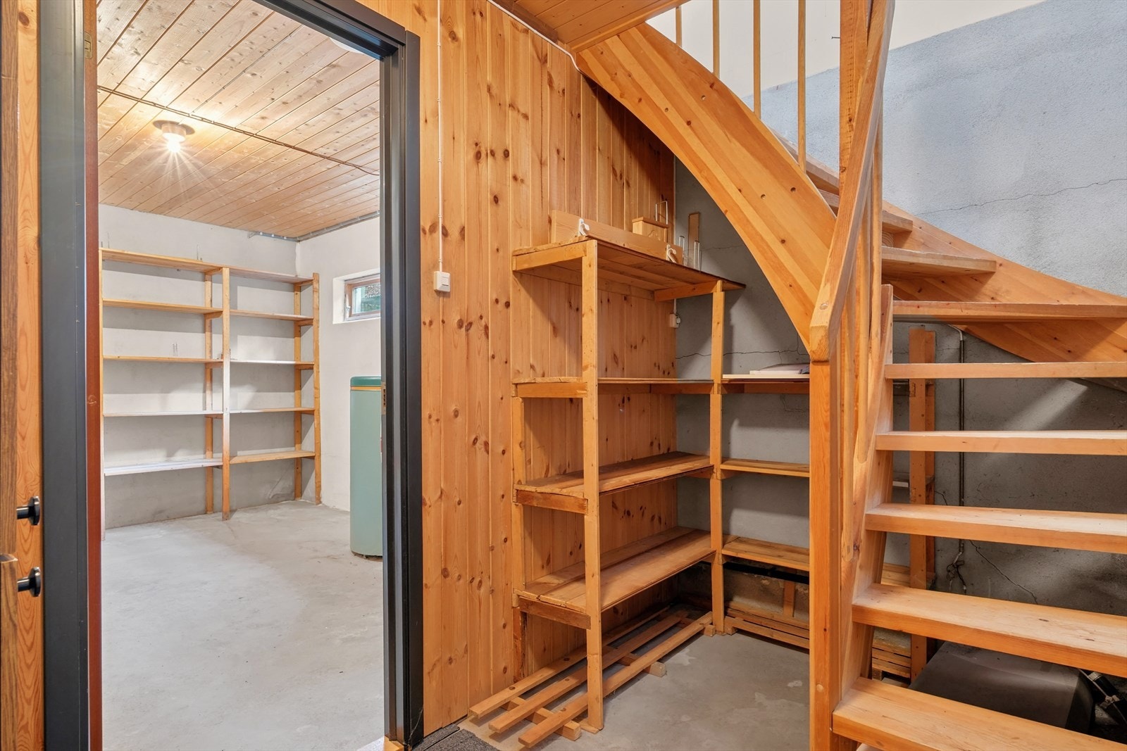 Fra hovedetasjen og ned trappen finner du godt med lagringsplass i bod. Galleribilde
