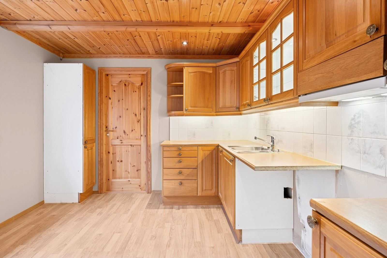 Kjøkkenet i hoveddelen ligger i eget rom med kjøkkeninnredning fra 1997 med profilerte eikefronter på både under- og overskap. Galleribilde