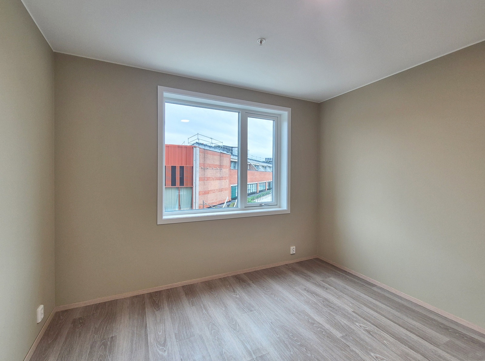 Soverom 1 hvor det er godt med skapplass Galleribilde