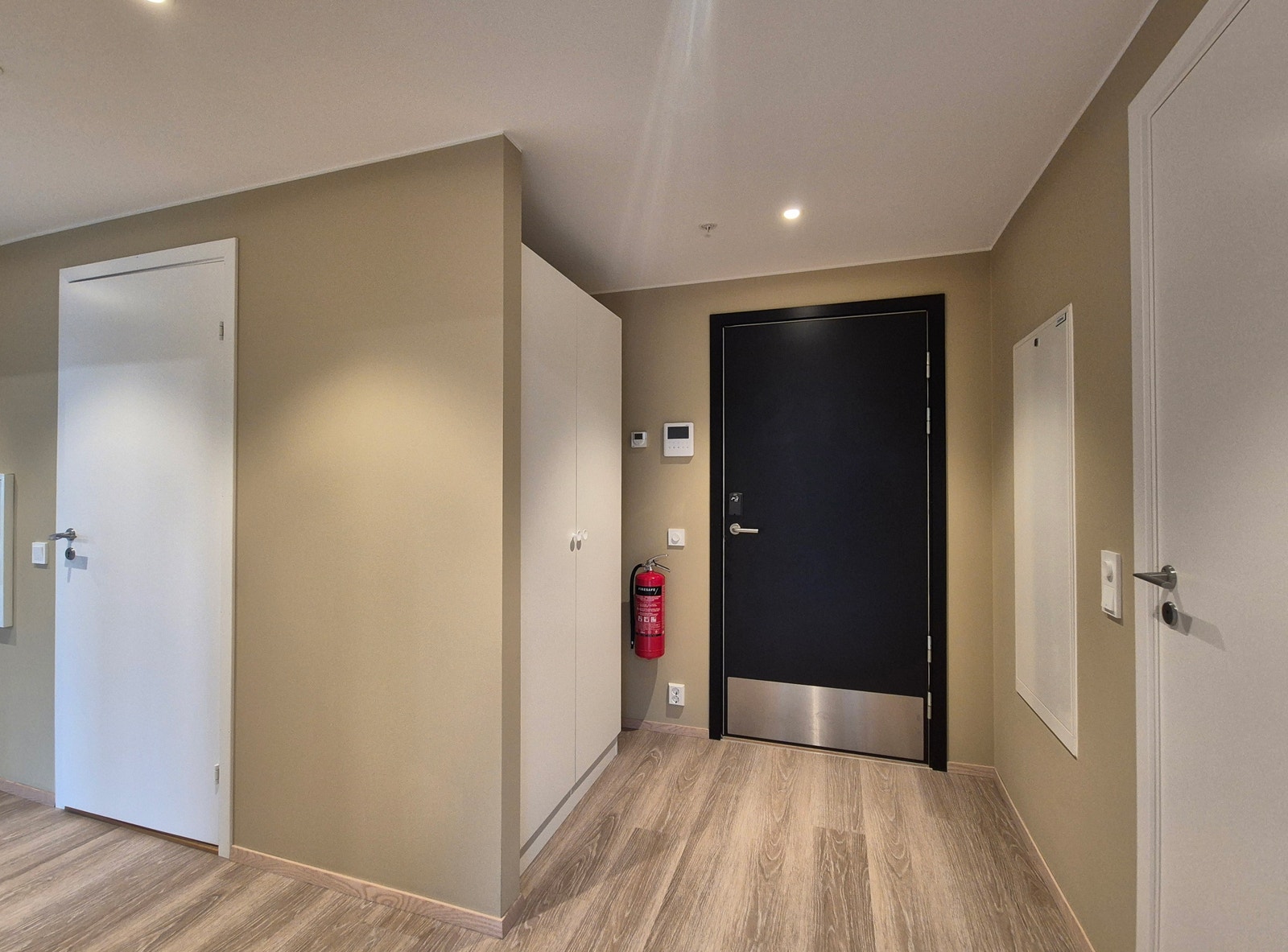 Entré med garderobeskap Galleribilde