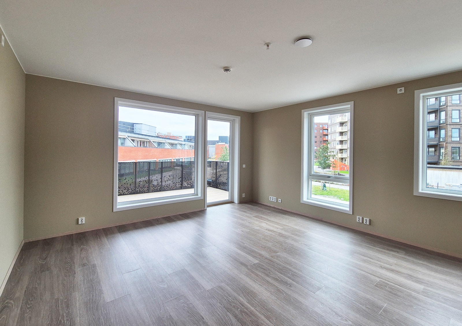 Romslig stue med store vindusflater som slipper inn naturlig dagslys Galleribilde