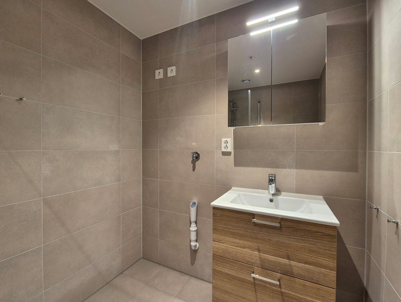 Lekkert flislagt bad downlights Galleribilde