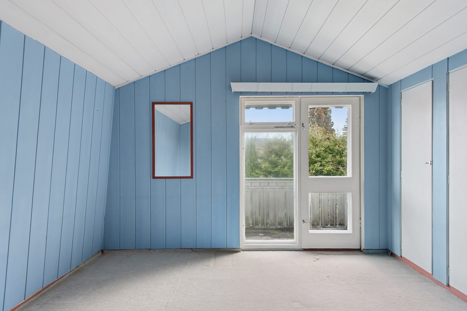 Boligen har tre soverom. Hovedsoverommet har god plass til dobbeltseng og utgang til balkong. Galleribilde