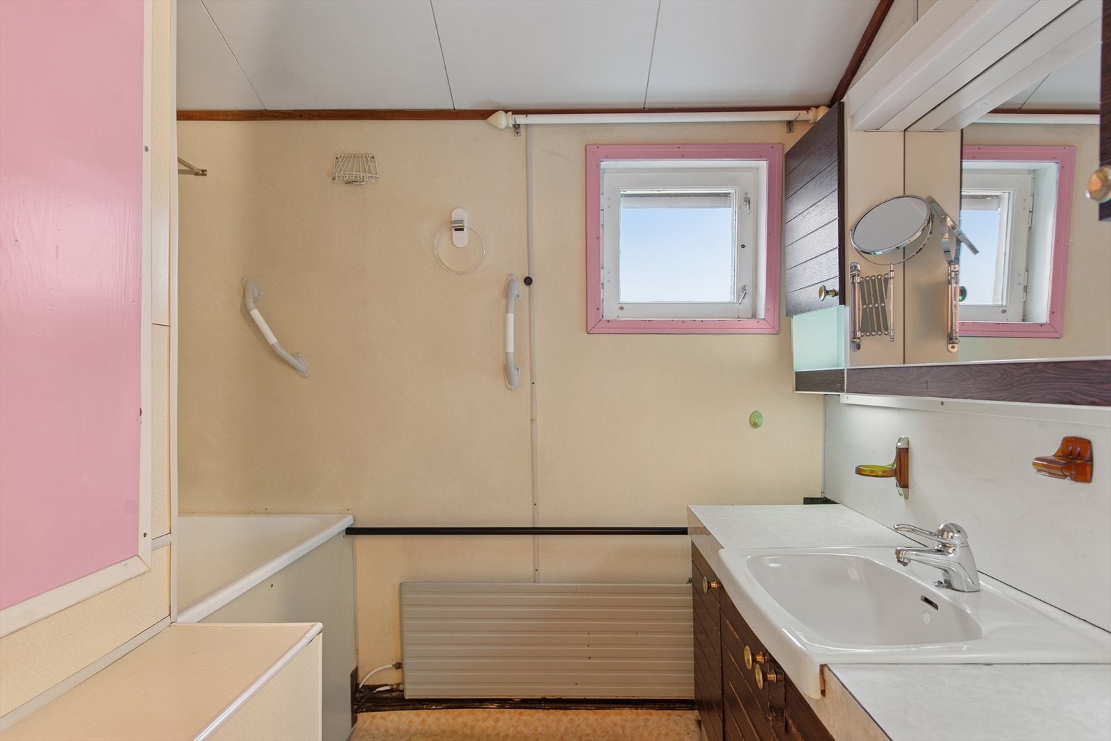 Baderommet er utstyrt med badekar, servant med underskap, speil med tilhørende belysning og speilskap og toalett. Galleribilde