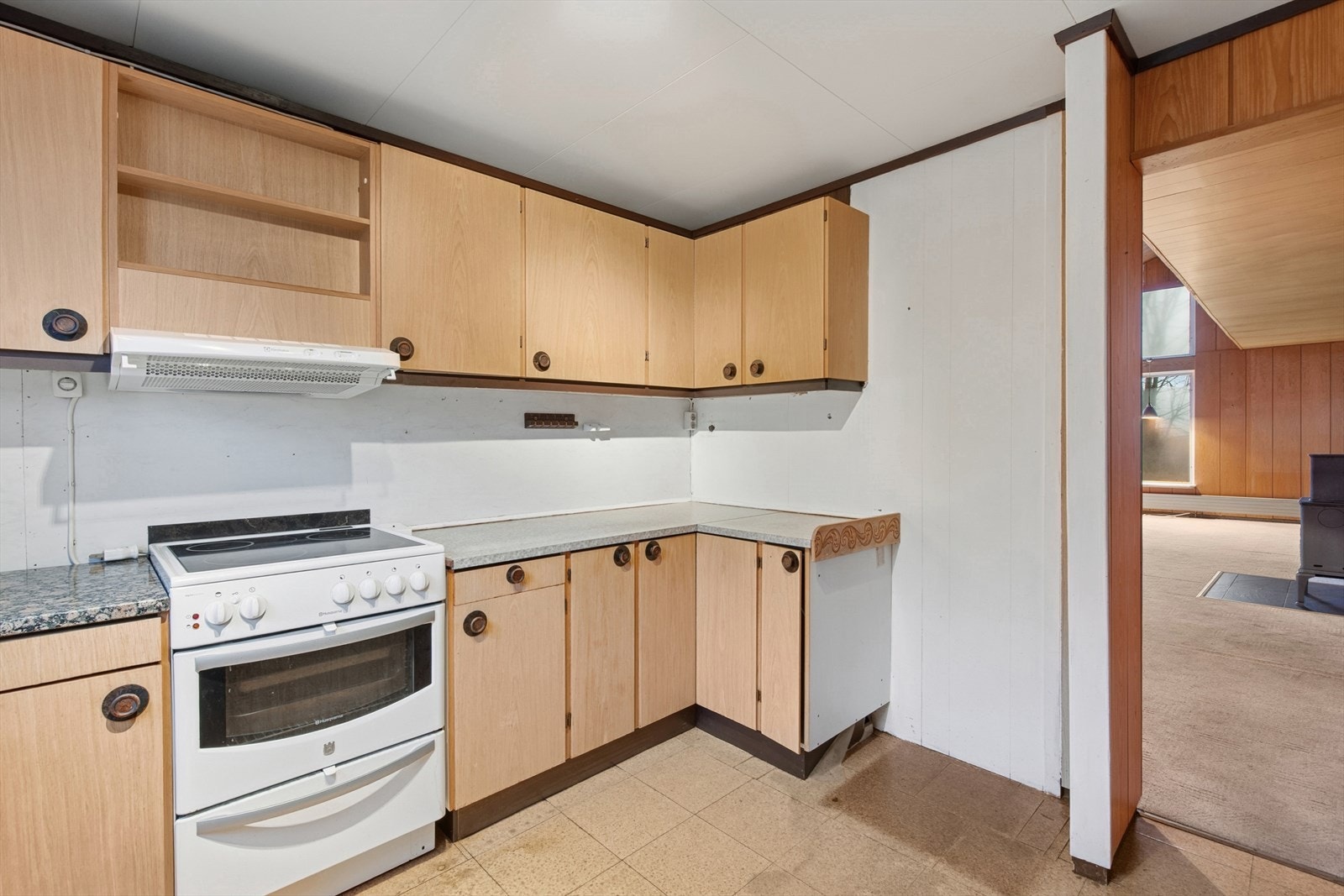 Kjøkkenet er utstyrt med kjøkkenvifte med avtrekk ut og dobbel kjøkkenkum. Galleribilde