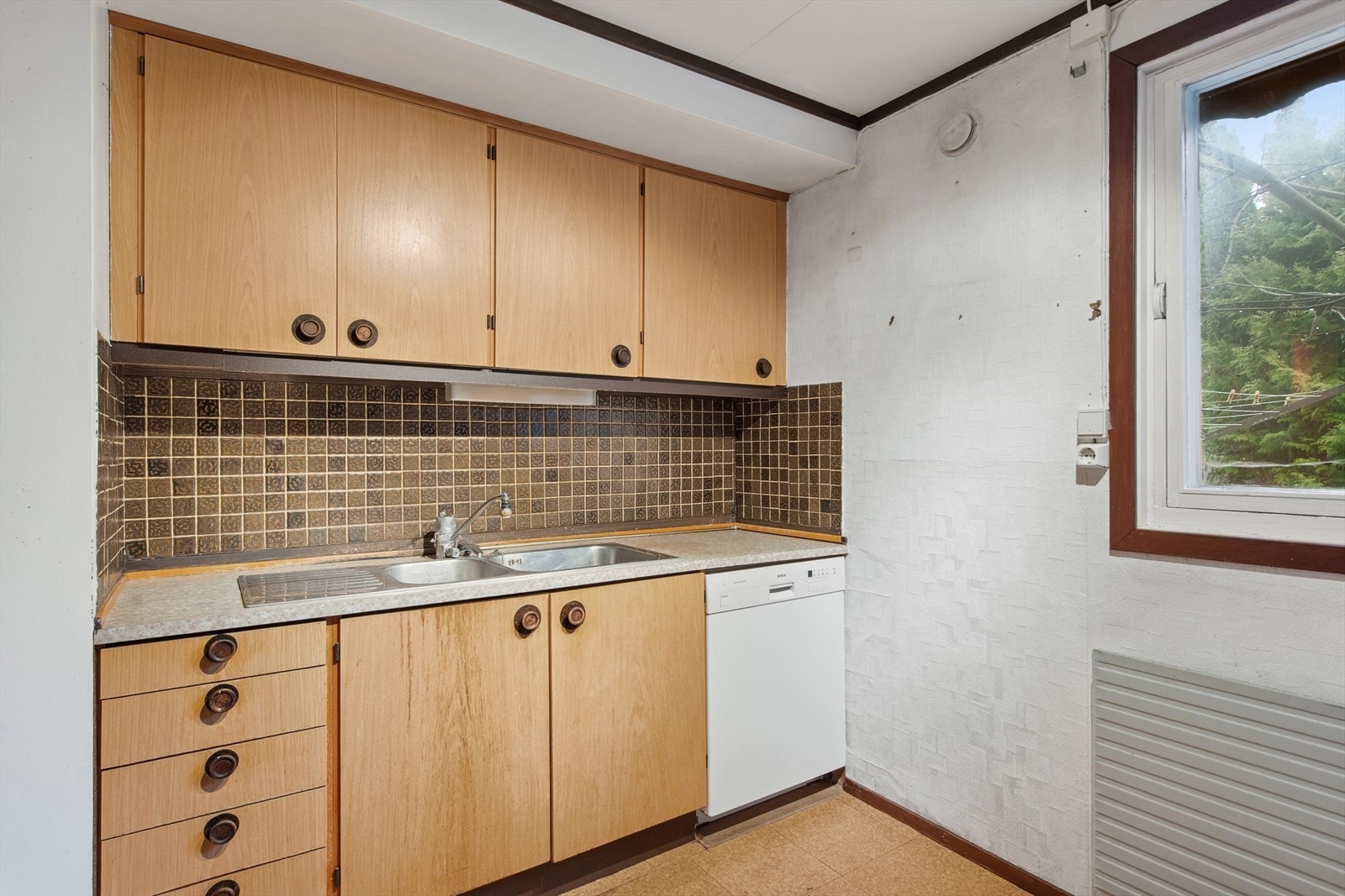 Det er plass til frittstående hvitevarer som komfyr, kjøleskap og oppvaskmaskin. Galleribilde