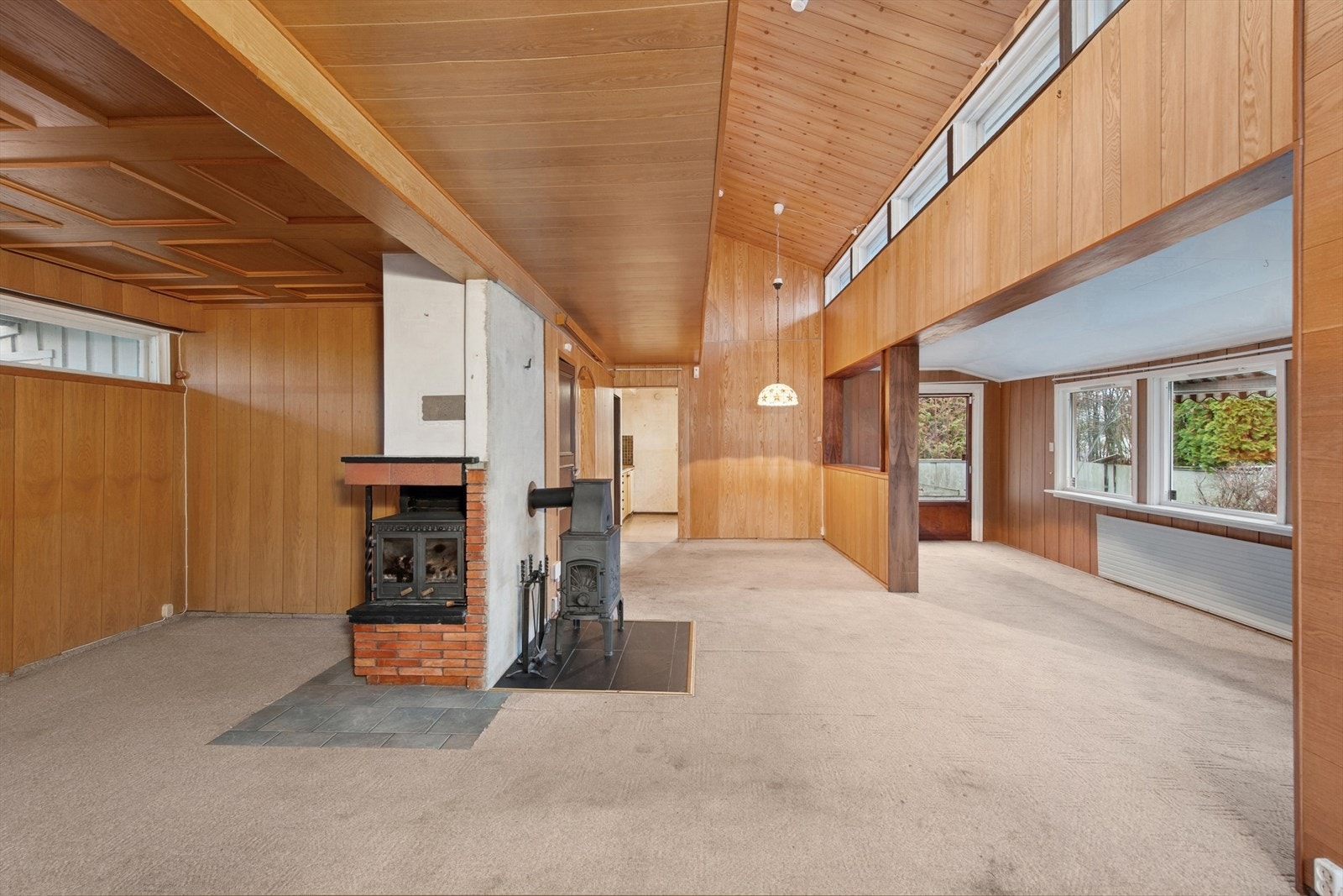 I hovedetasjen er det både peis og vedovn som avgir bra med varme. Galleribilde