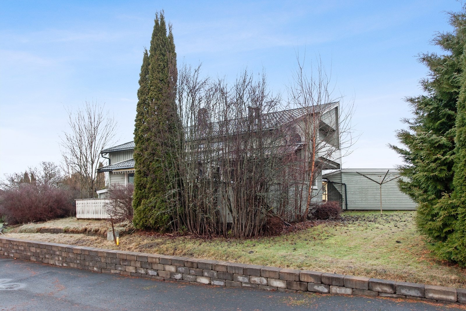 Det er gangavstand til busstopp, barnehage og skoler. Galleribilde