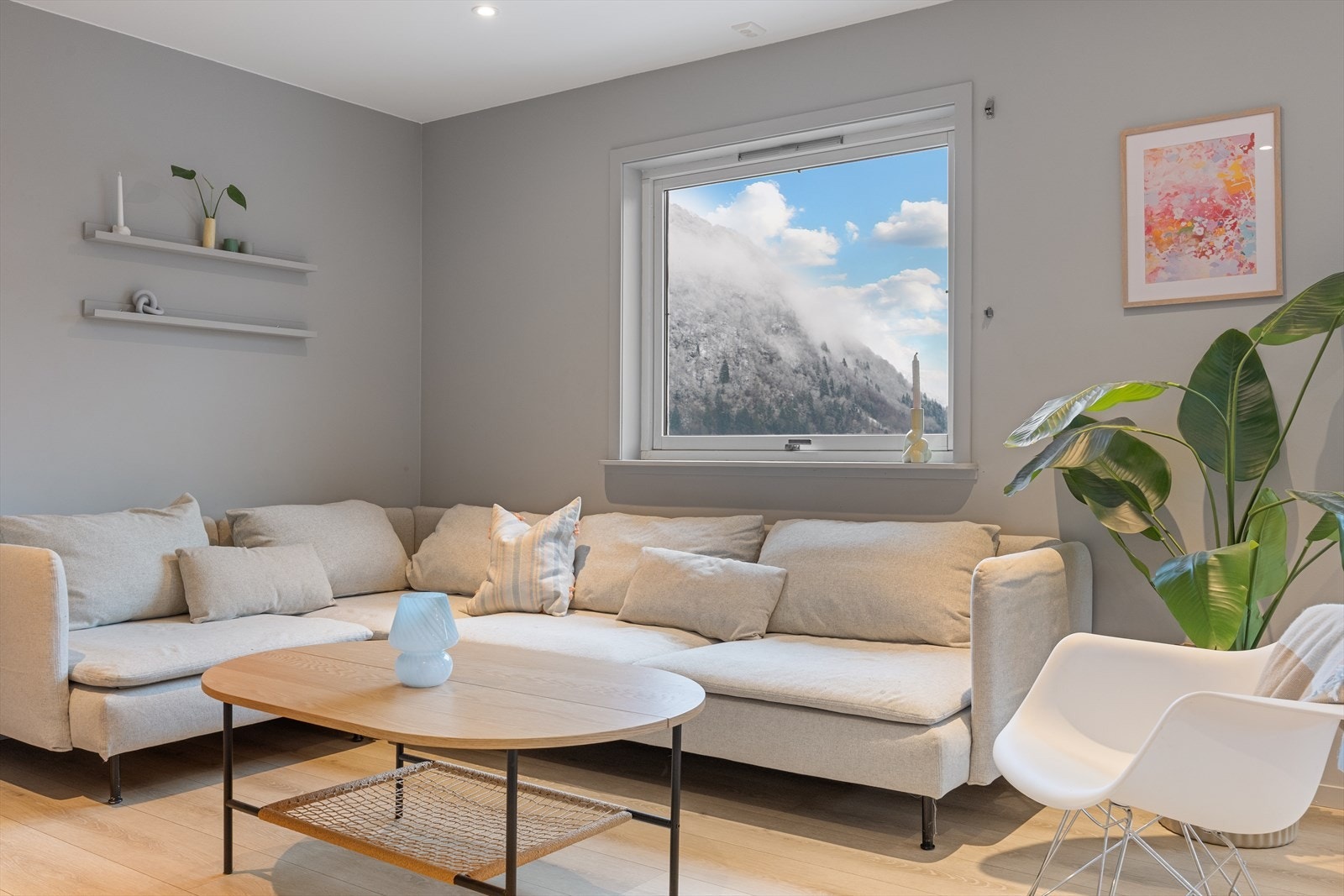 Her bor du i et trivelig og familievennlig område, med gangavstand til alt man trenger i hverdagen. Galleribilde