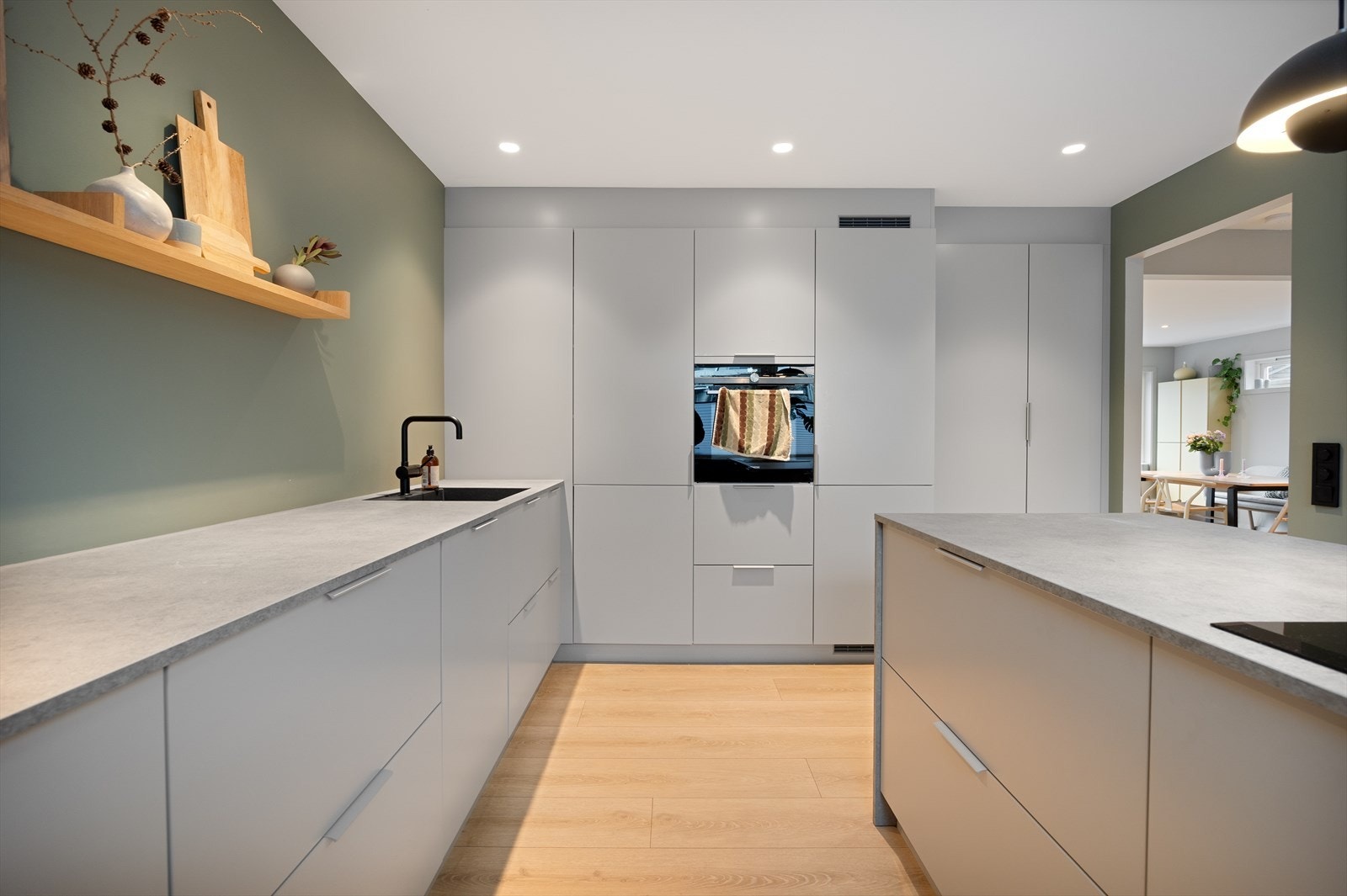 Kjøkkenet er innredet med slette fronter og laminat benkeplate med nedfelt vask. Galleribilde