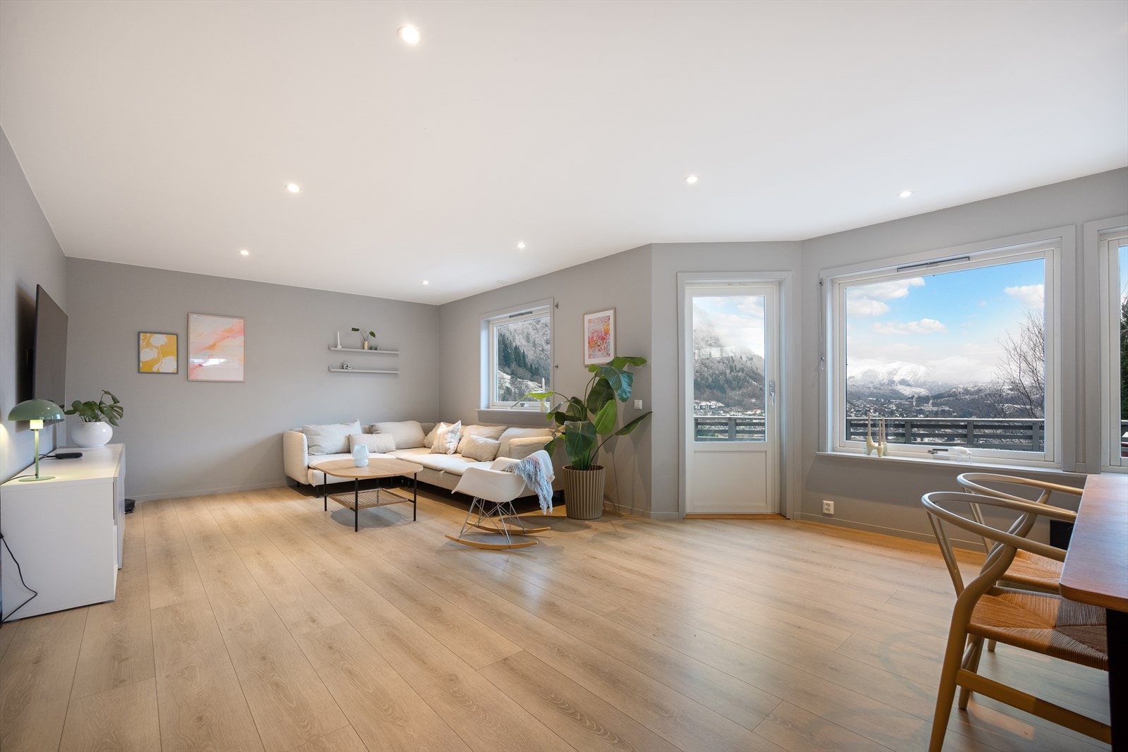 Stuen på hele 34,9 m² er boligens klare samlingspunkt. Galleribilde