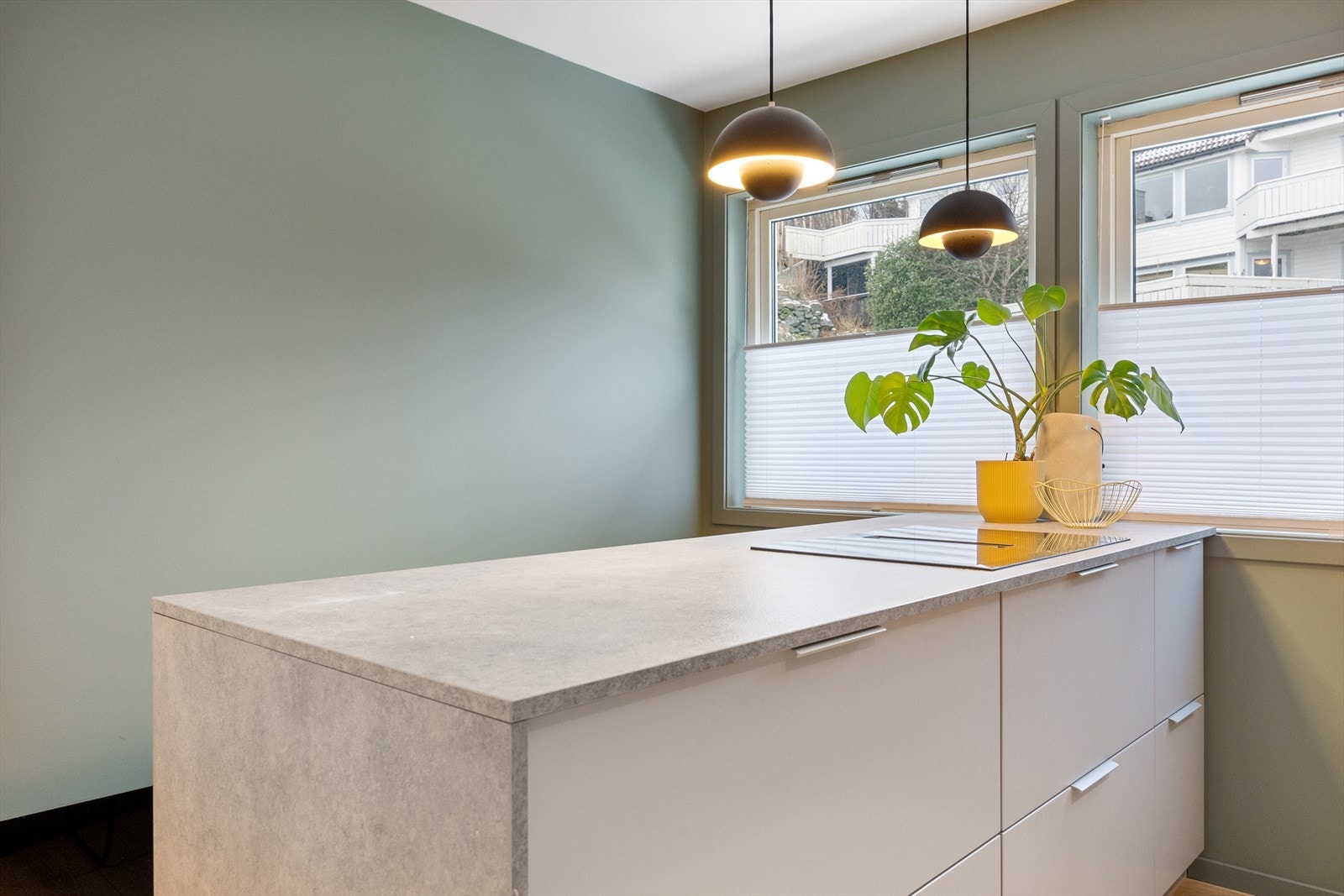 Kjøkkenet er praktisk innredet med halvøy som både bidrar til mer lagrings- og arbeidsplass, samt gir muligheter for spiseplass. Galleribilde