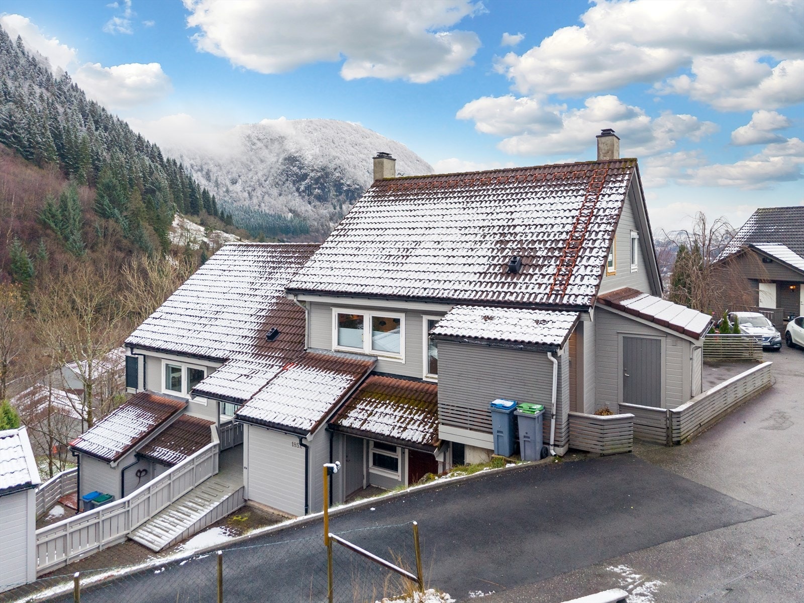 Seimsvegen 185B har en rolig beliggenhet i naturskjønne omgivelser i Indre Arna. 2 tilhørende sportsboder. Galleribilde