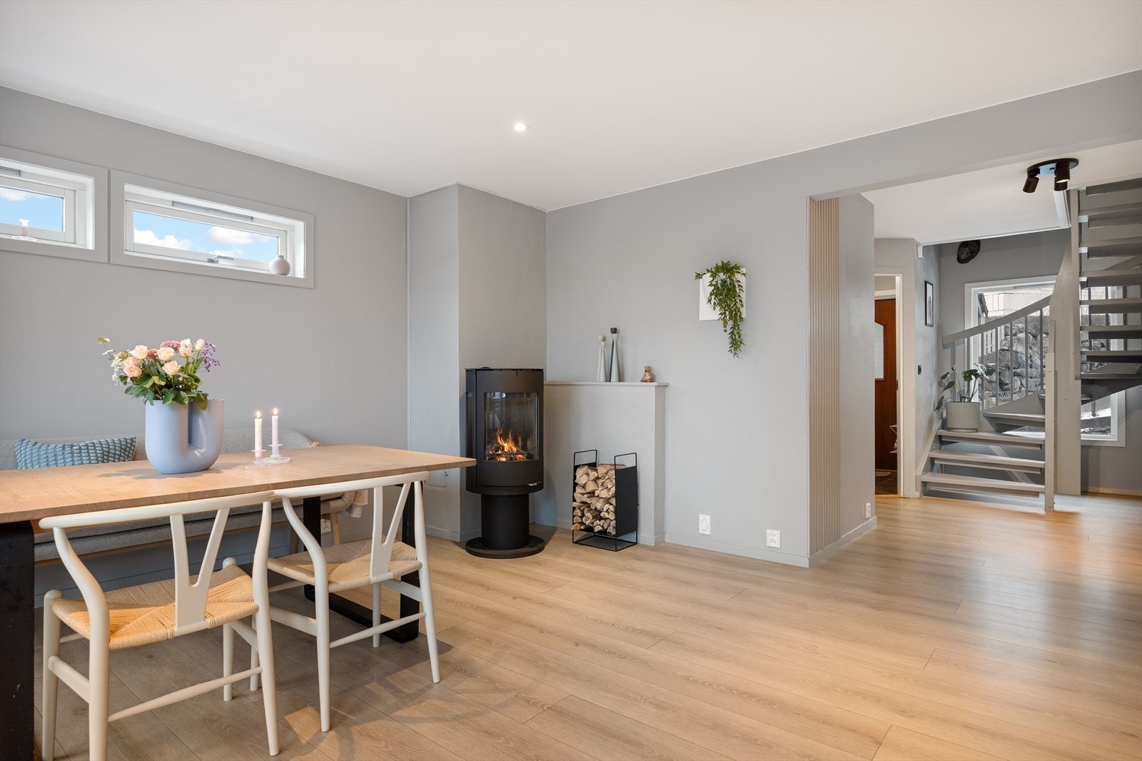 Herlig vedovn i stue bidrar til god oppvarming i rommet. Galleribilde