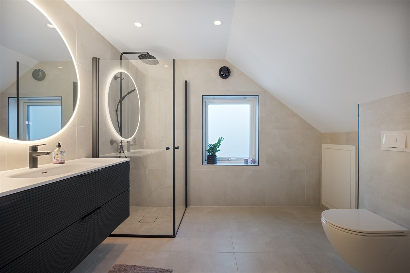 Det lekre loftsbadet ble oppusset i 2025 av Rolland VVS og Elektroinstallasjon AS. Galleribilde