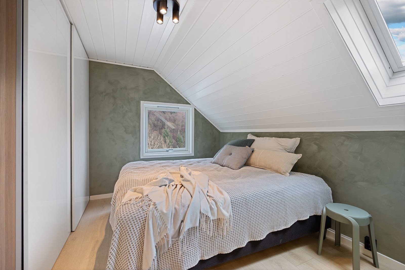 Boligen har tre soverom på henholdsvis 10,2 m², 7,5 m² og 5,8 m². Galleribilde