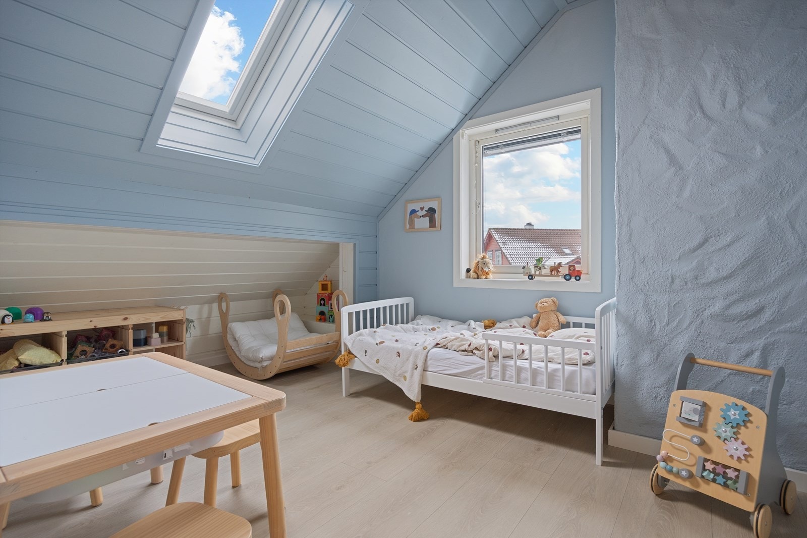 Alle rommene ligger samlet på loftet og utgjør en rolig sone adskilt fra oppholdsrommene i første etasje. Galleribilde