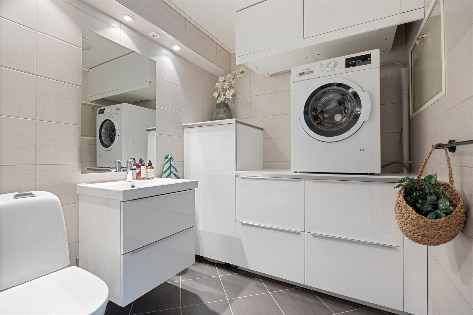 Vaskerom/wc i første etasje er et helfliset, praktisk rom på 4,4 m² med varme i gulv. Galleribilde