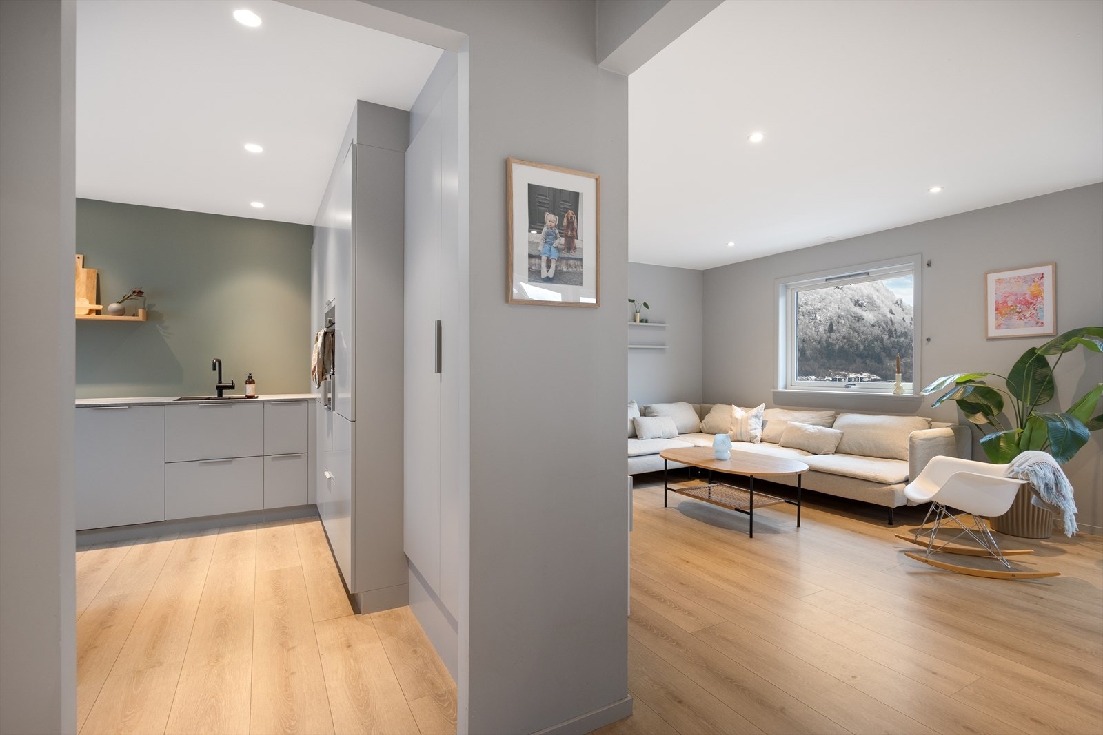 Det er delvis åpent mellom stue- og kjøkken. Galleribilde