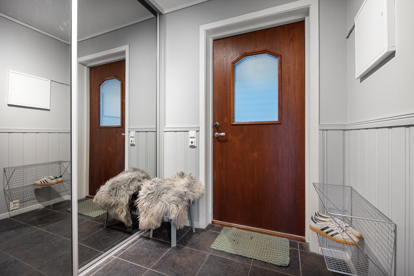 Innbydende entré med skyvedørsgarderobe. Galleribilde