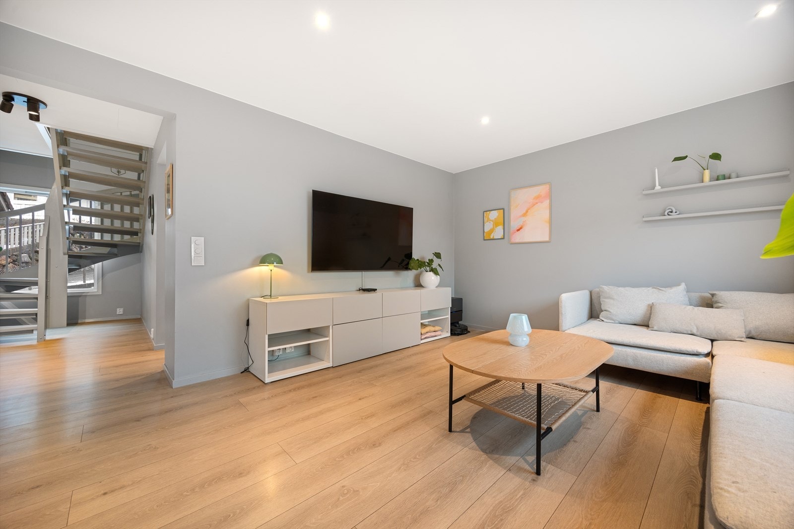 En innbydende bolig over to plan, med gjennomtenkt planløsning, moderne oppgraderinger og herlig uteplass. Galleribilde