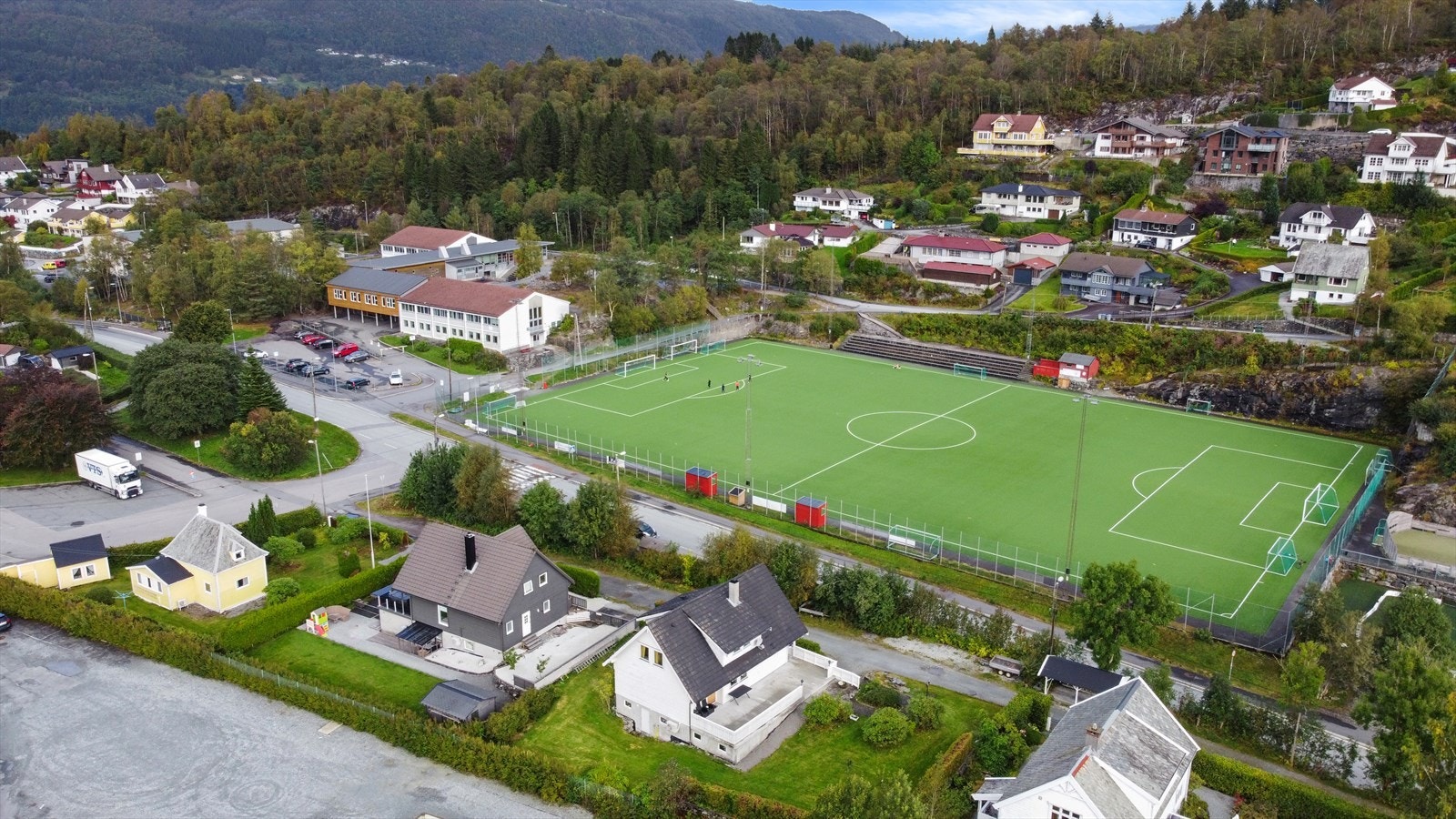 Kunstgressbanen og skolene på Garnes Galleribilde