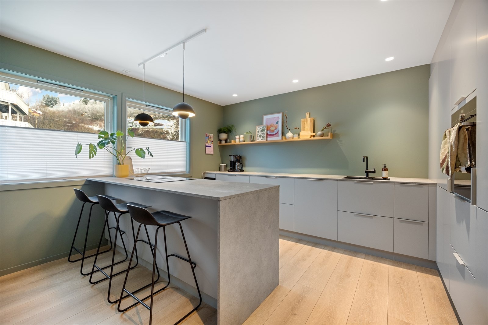 Lekkert kjøkken fra Kvik med integrerte hvitvarer. Merk downlights i himling. Galleribilde