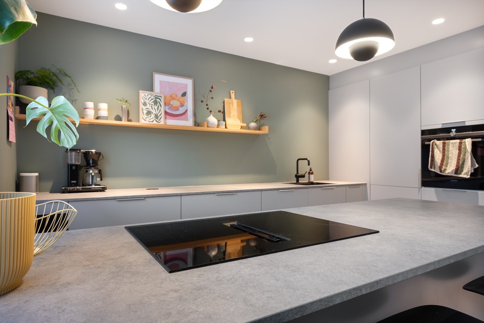 Utstyrt med integrerte hvitevarer som stekeovn, oppvaskmaskin, platetopp med integrert avtrekksvifte, kjøleskap og vinskap Galleribilde