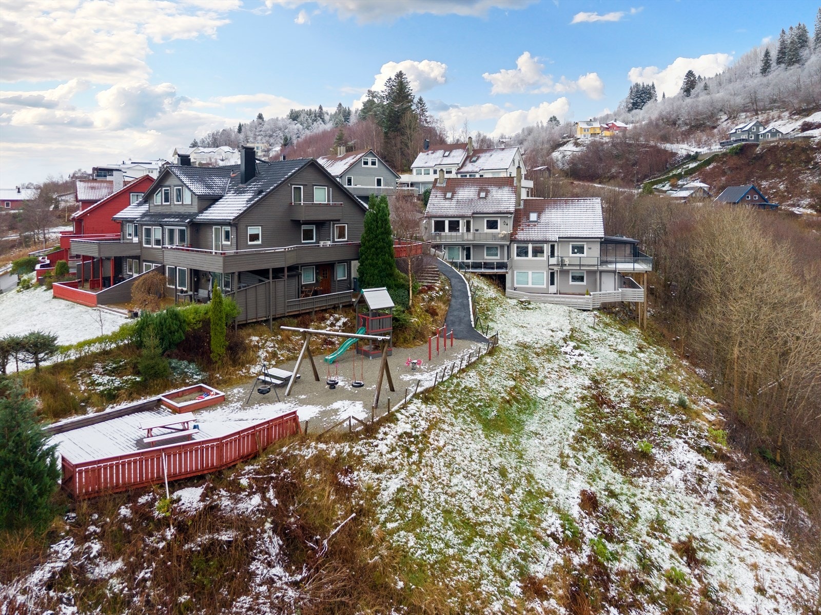 Like ved boligen finner man lekeplass for de små. Galleribilde