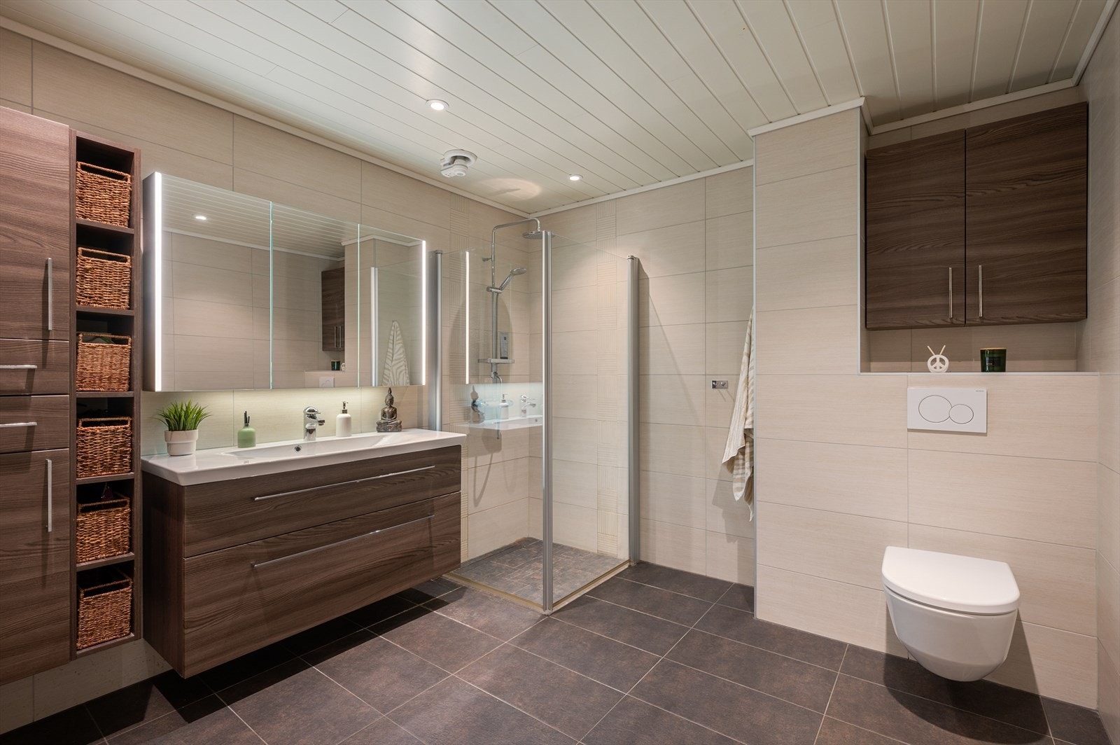 Nyelig flislagt bad fra 2016 med store fliser på både gulv og vegg. Behagelig gulvvarme, godt med oppbevaring og dusj med regndusjfunksjon for litt ekstra luksus i hverdagen for å nevne noe Galleribilde