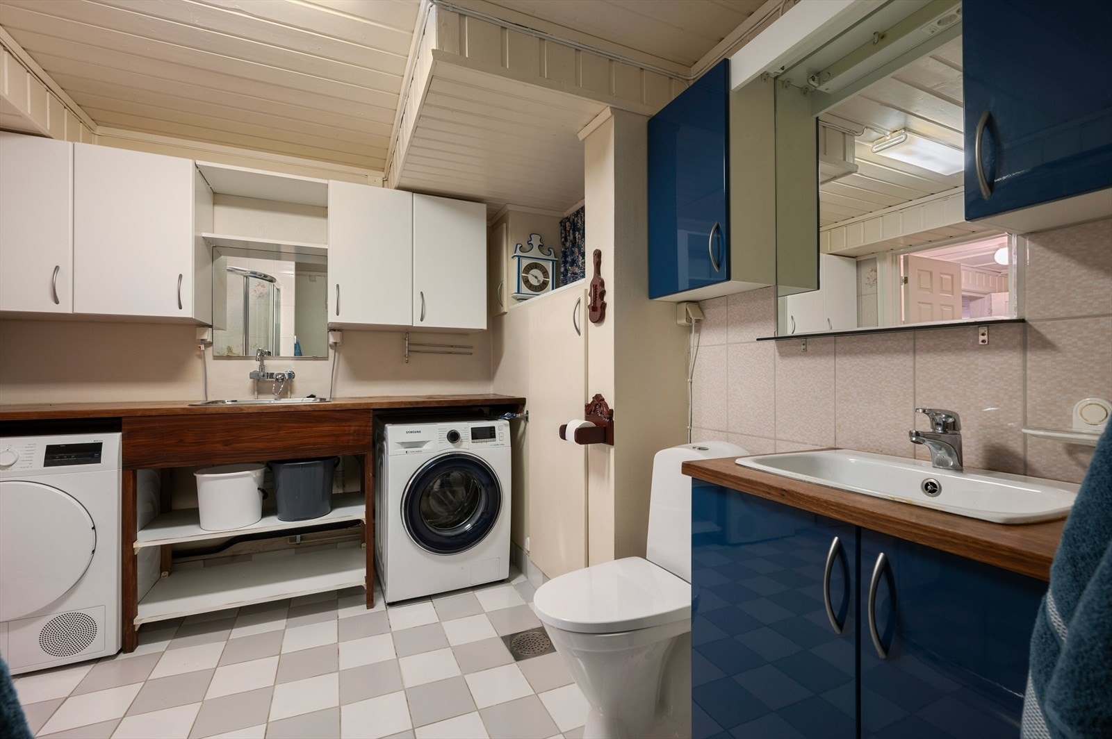 Vaskerom i sokkeletasjen er også utstyrt som et komplett baderom med gode oppbevaringsmuligheter Galleribilde