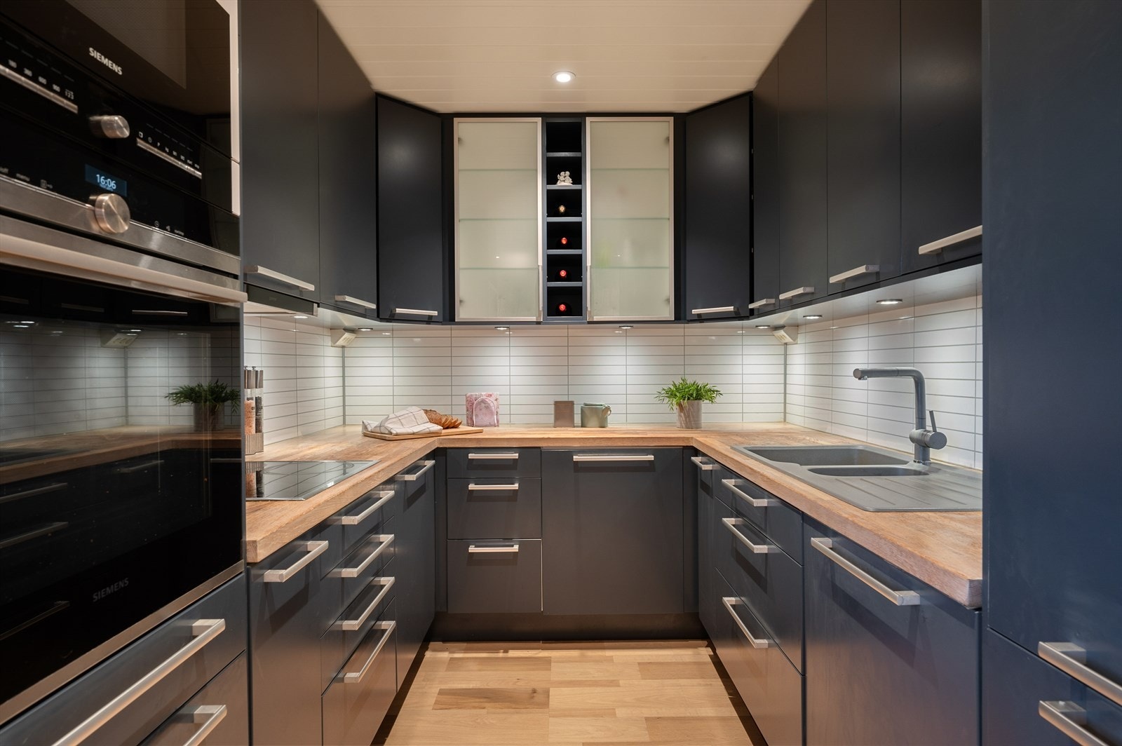 Skap og skuffer har behagelig soft-close, plate over overskap for enklere renhold, praktiske hjørneskap med karusell og svingbart brett og god belysning i himling og under overskap Galleribilde