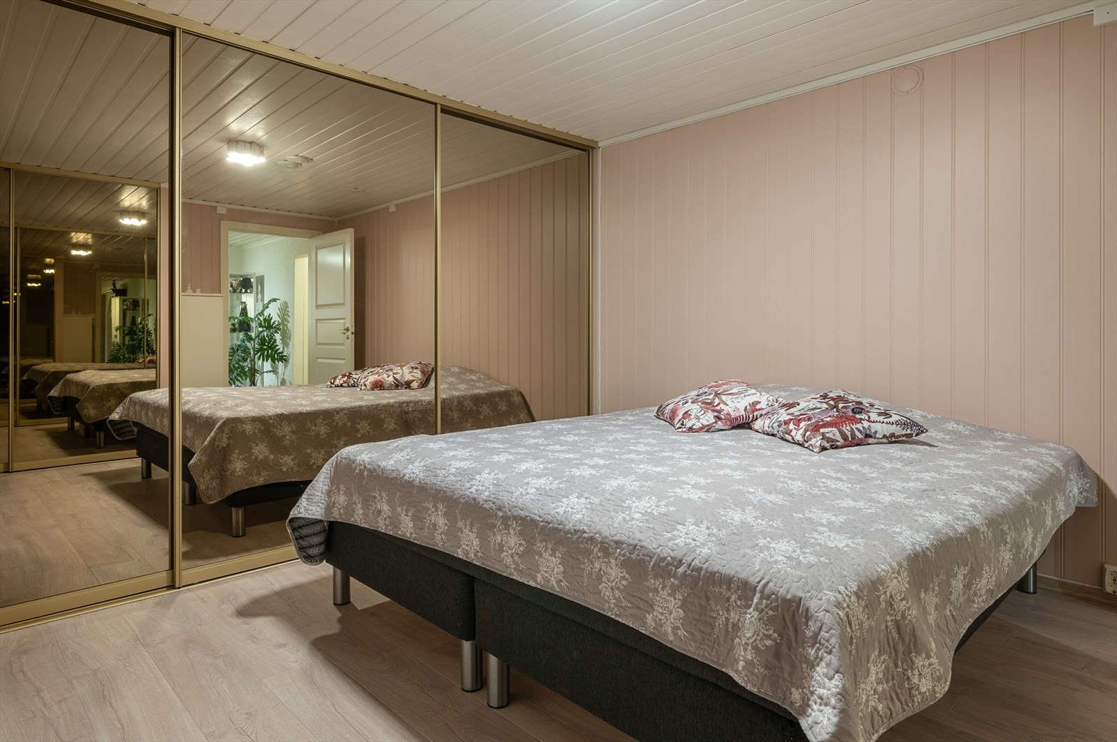 Rom i kjeller er opprinnelig disponibelt rom, men er i dag innredet og brukt som soverom. Rommet har to stk. store skyvedørsgarderober med speilfronter Galleribilde