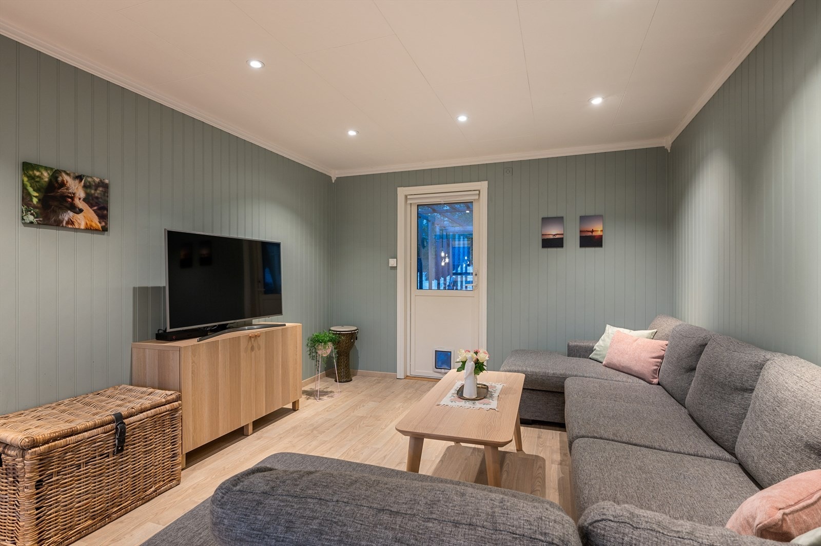 Fra stuen er det utgang til hage og terrasse samt en kattegård som ble etablert i 2022. Denne kan tas ned ved overlevering om ønskelig for kjøper Galleribilde