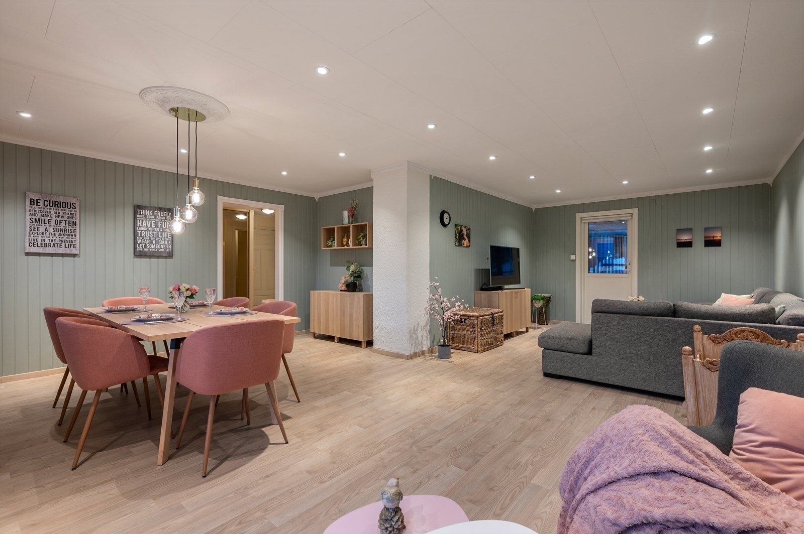 Det ble også lagt downlights med dim i flere himlinger, noe som skaper en god belysning året rundt Galleribilde