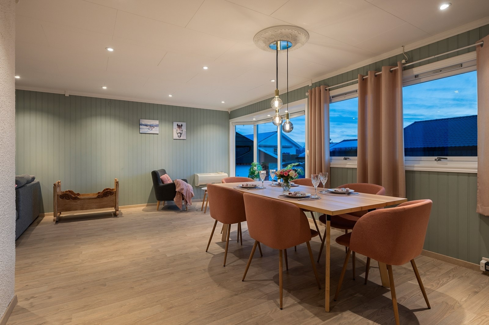 Hele 1.etasje ble overflatebehandlet i 2020 med nye gulv og vegger Galleribilde