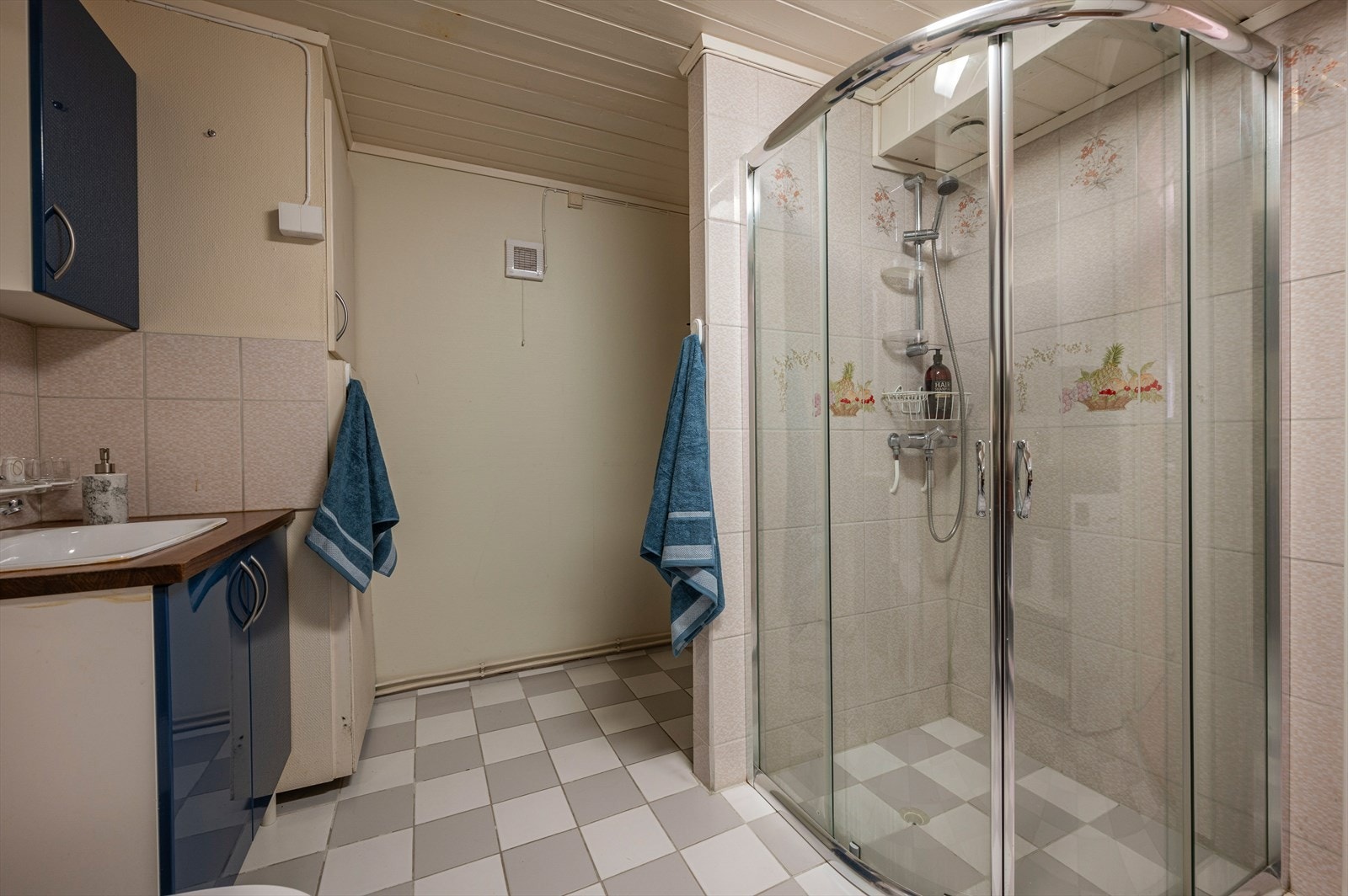 Her er det også dusjløsning. VVB er nye fra 2025 og det etablert rør-i-rør skap Galleribilde