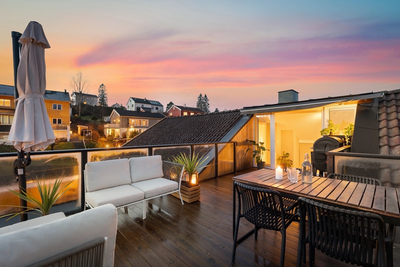 Terrassen gar god plass til utemøbler og er et hyggelig samlingspunkt Galleribilde