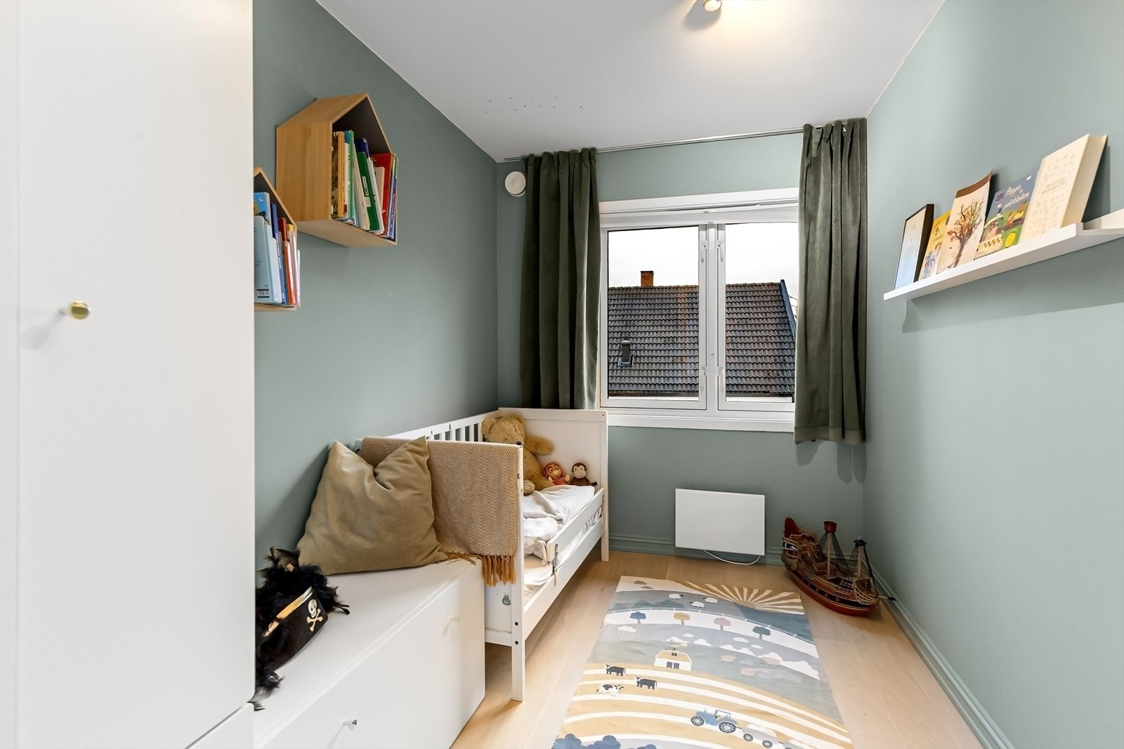 Soverom 3 med plass til seng, oppbevaring og soveromsmøblement Galleribilde