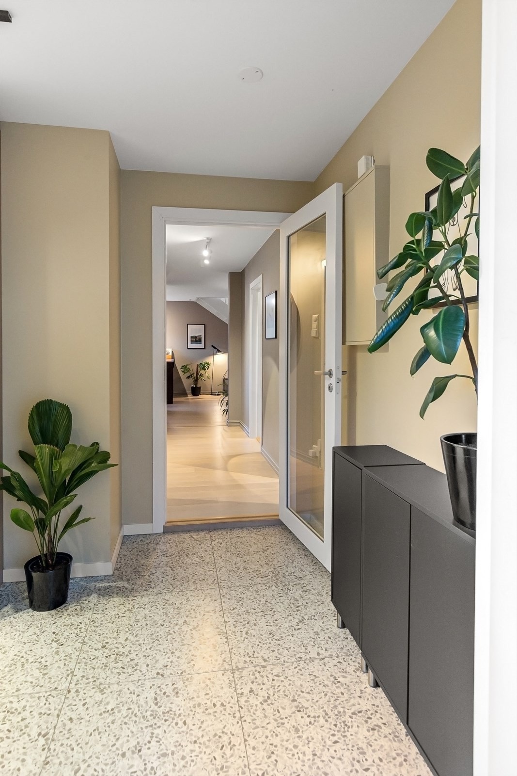 Masse lagring i entré, samt eksterne boder. Galleribilde