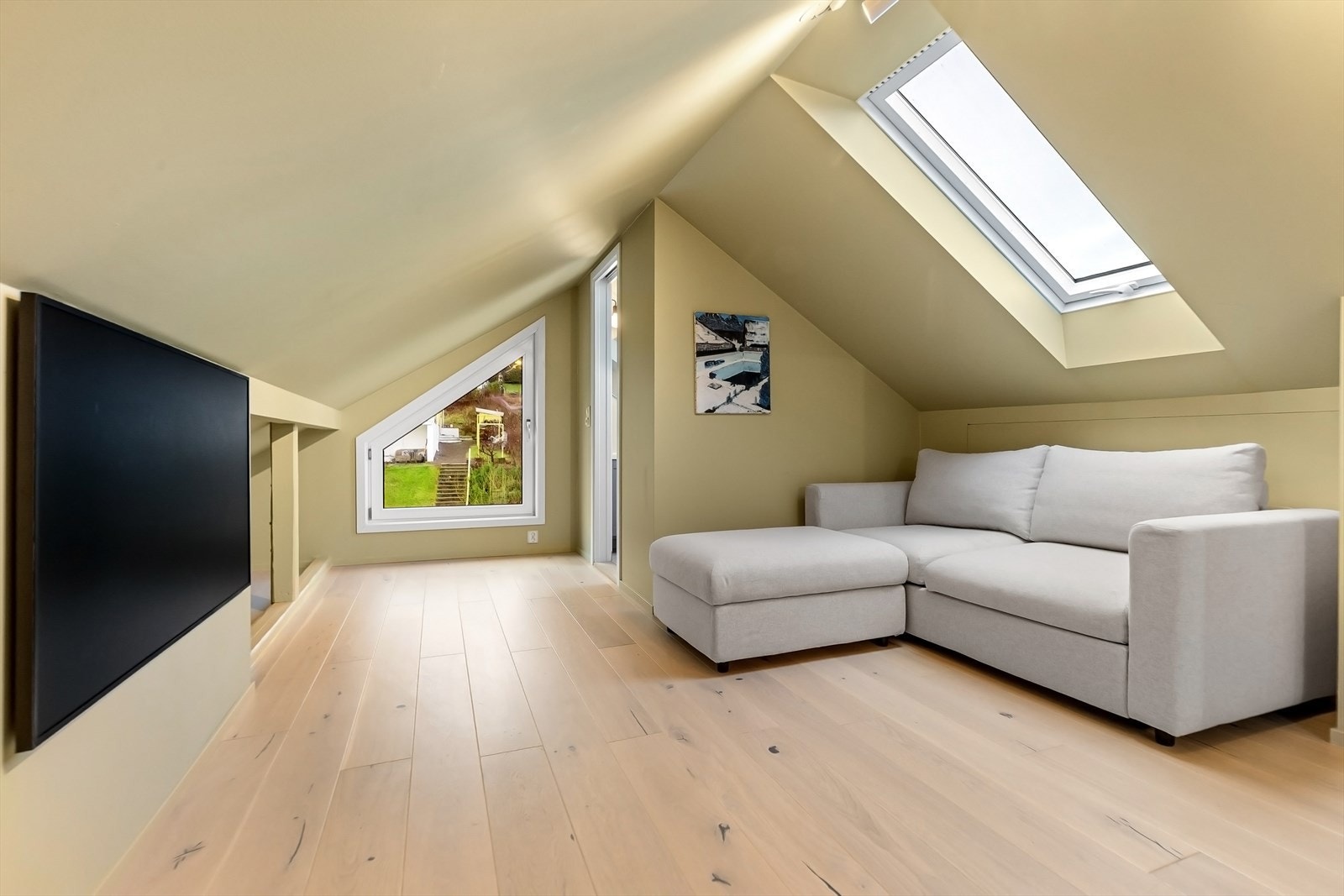 Loftstuen er godkjent som soverom og gjennomgikk også en oppgradering i 2023. Loftstuen egner seg også godt som et ekstra lekerom for de minste. Galleribilde