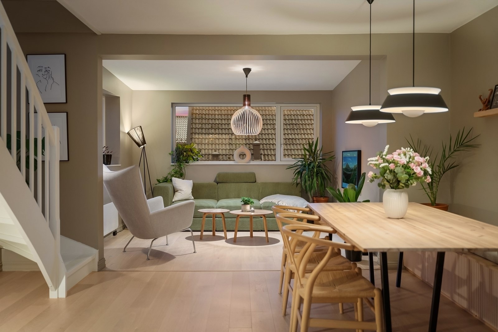 Spisestuen har direkte tilknytning til stuen og gir en helhetlig og harmonisk romfølelse Galleribilde