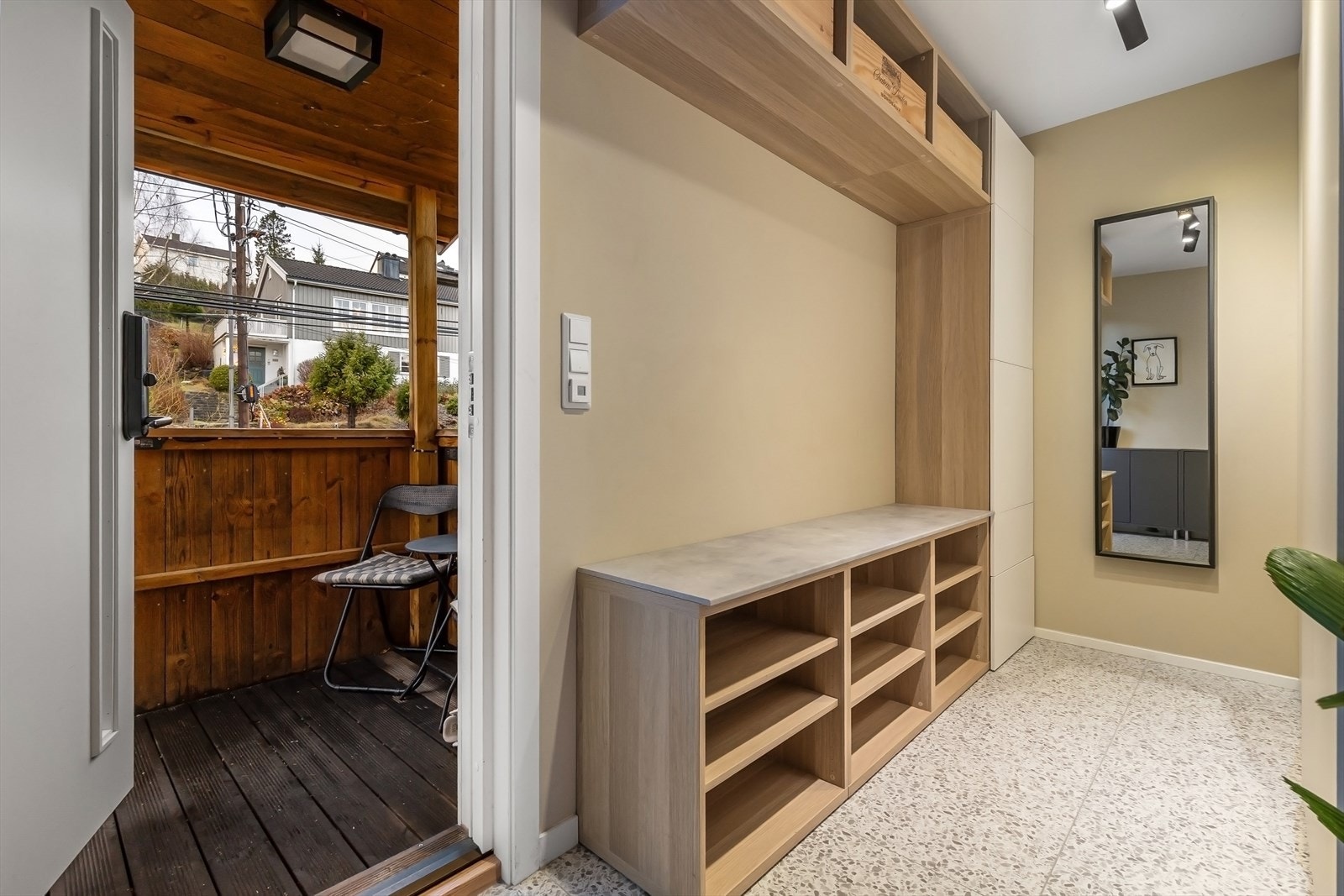 Hyggelig trappeavsats perfekt for morgenkaffen når barna løper til skolen - Velkommen inn! Galleribilde